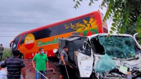 Esta mañana ocurrió un siniestro de Tránsito entre un bus y un furgón liviano. Foto: Cortesía Comisión de Tránsito del Ecuador.