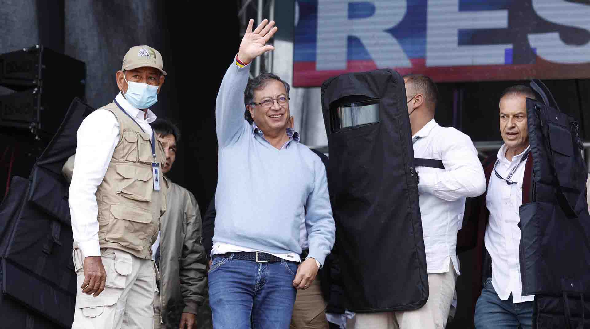 El candidato presidencial colombiano Gustavo Petro saluda a sus seguidores durante un acto de campaña en Soacha (Colombia), este 15 de mayo de 2022. Foto: EFE.