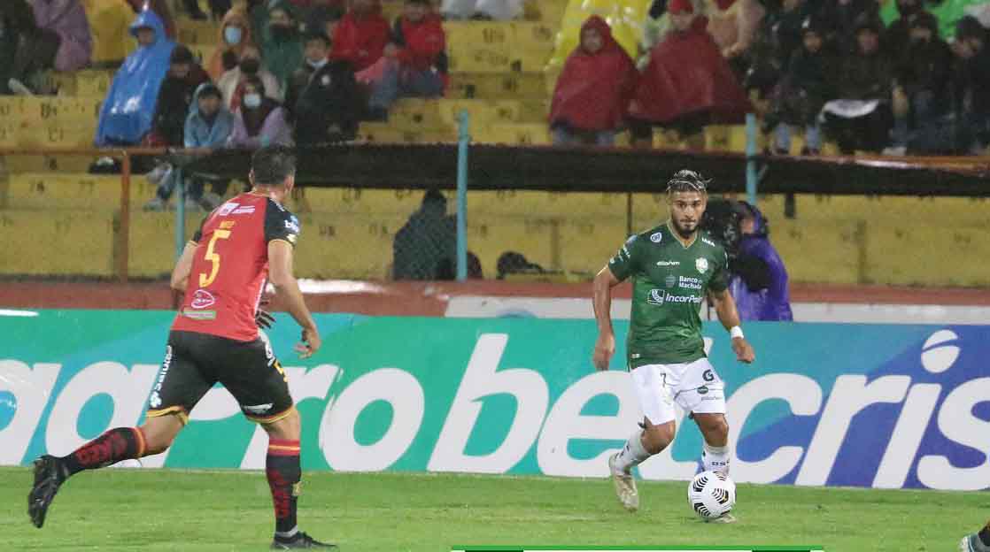 Jacobo Kouffati (centro) transporta el balón en el estadio Alejandro Aguilar en un partido de la LigaPro. Foto: Facebook Orense.
