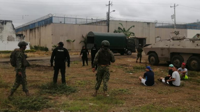 Los presos intentaron camuflarse entre los ciudadanos que salían de las visitas. Foto: Twitter @FFAAECUADOR