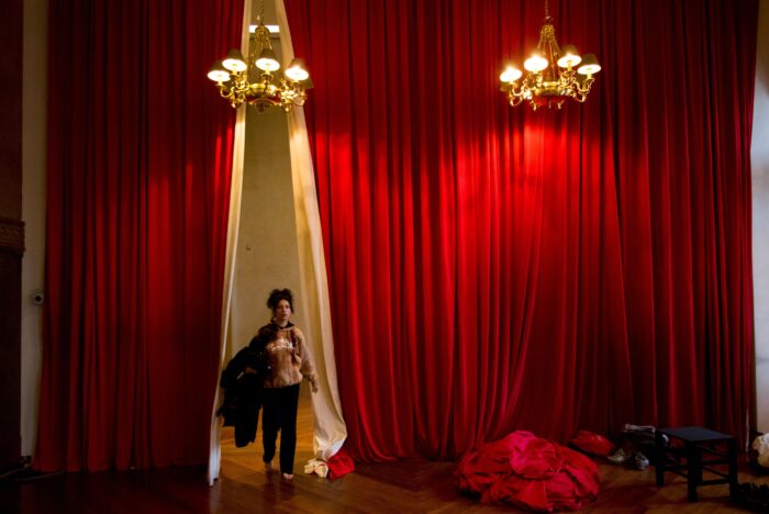 Una de las bailarinas que forma parte del elenco, traspasa el telón ubicado en la parte superior del Teatro Nacional Sucre, donde se realizaron los primeros ensayos conjuntos. Foto: Carlos Noriega / EL COMERCIO