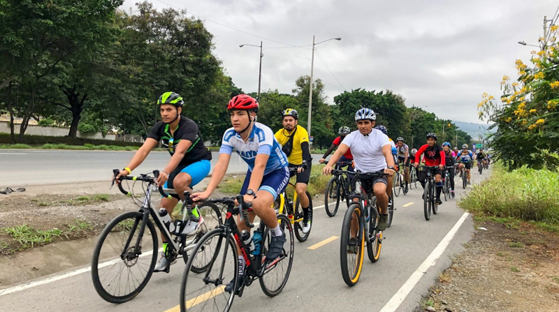 Durante el feriado, se realizó una pedaleada turística desde Guayaquil hasta General Villamil, con cerca de 100 participantes. Foto: Ministerio de Turismo