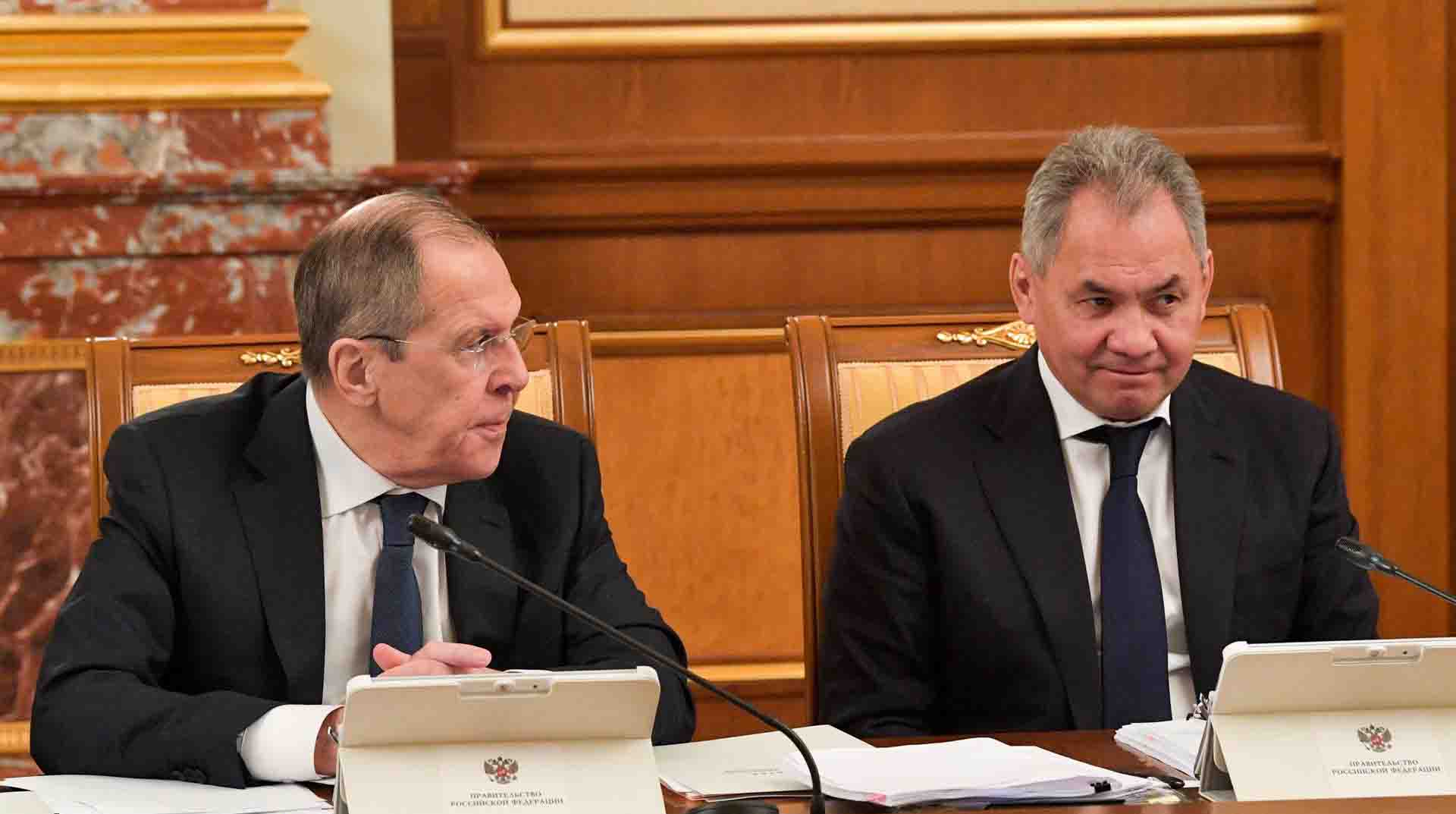 Imagen de archivo de los minitros rusos de Asuntos Exteriores, Sergei Lavrov (i) y Defensa, Sergei Shoigu (d) en una reunión en Moscú. Foto: EFE.