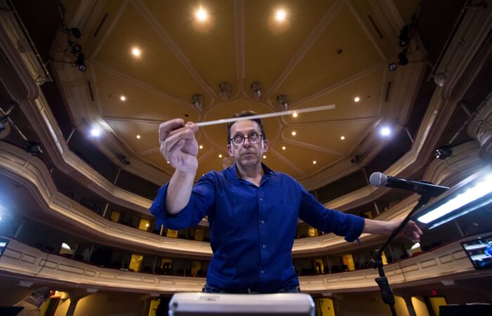 El maestro Jorge Oviedo es el encargado de la creación musical de ‘La Cantata’. Él también dirige a la orquesta. Foto: Carlos Noriega / EL COMERCIO