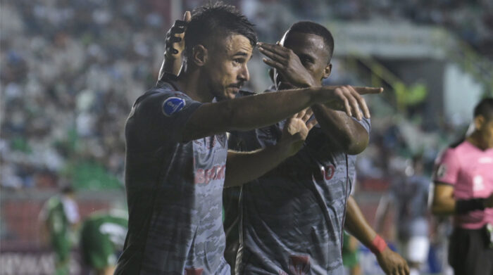 Willian (izquierda) y Jhon Arias, celebran un gol contra Oriente Petrolero. Foto: EFE