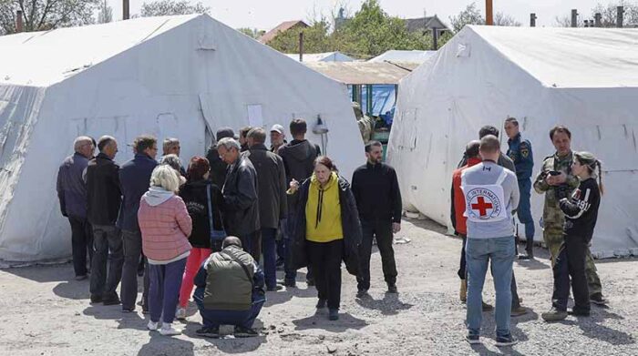 Un grupo de civiles evacuado de la planta acerera de Azovstal, en Mariupol, el pasado 7 de mayo. Foto: EFE