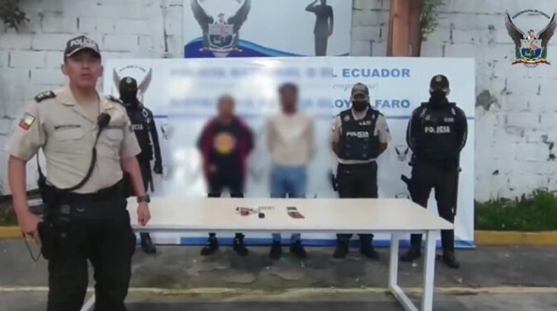 La Policía detuvo a dos ciudadanos, quienes presuntamente estarían implicados en el ataque a Xavier y en otros asaltos a estudiantes de Quito. Foto: Captura de video Policía Nacional