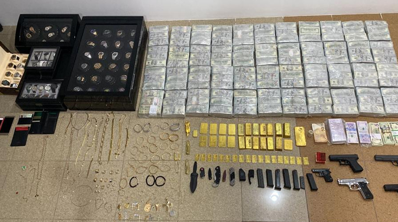 La Policía de Ecuador se incautó de lingotes de oro y otros artículos. Foto: Twitter @CarrilloRosero