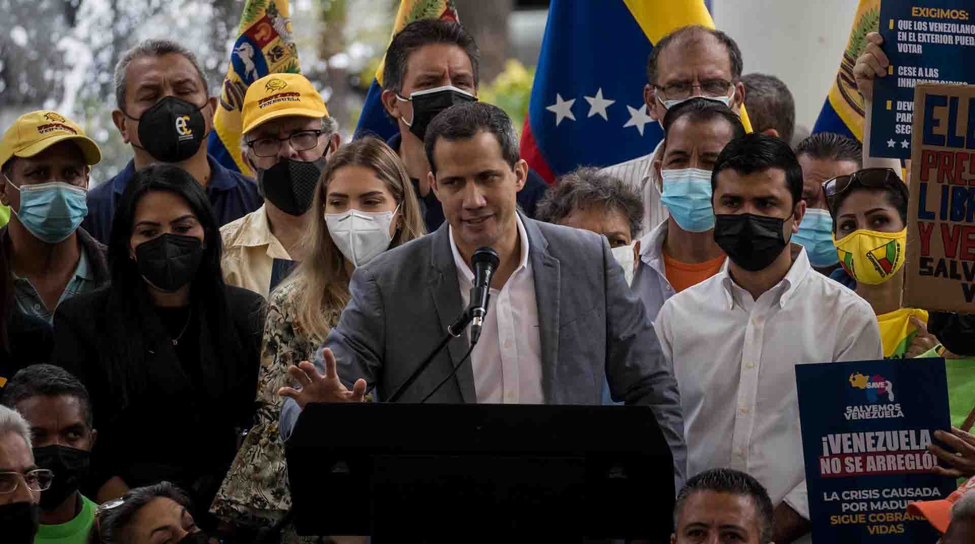 Fotografía del 17 de marzo del 2022 donde se observa a Juan Guaidó durante una rueda de prensa, en Caracas (Venezuela). Foto: EFE