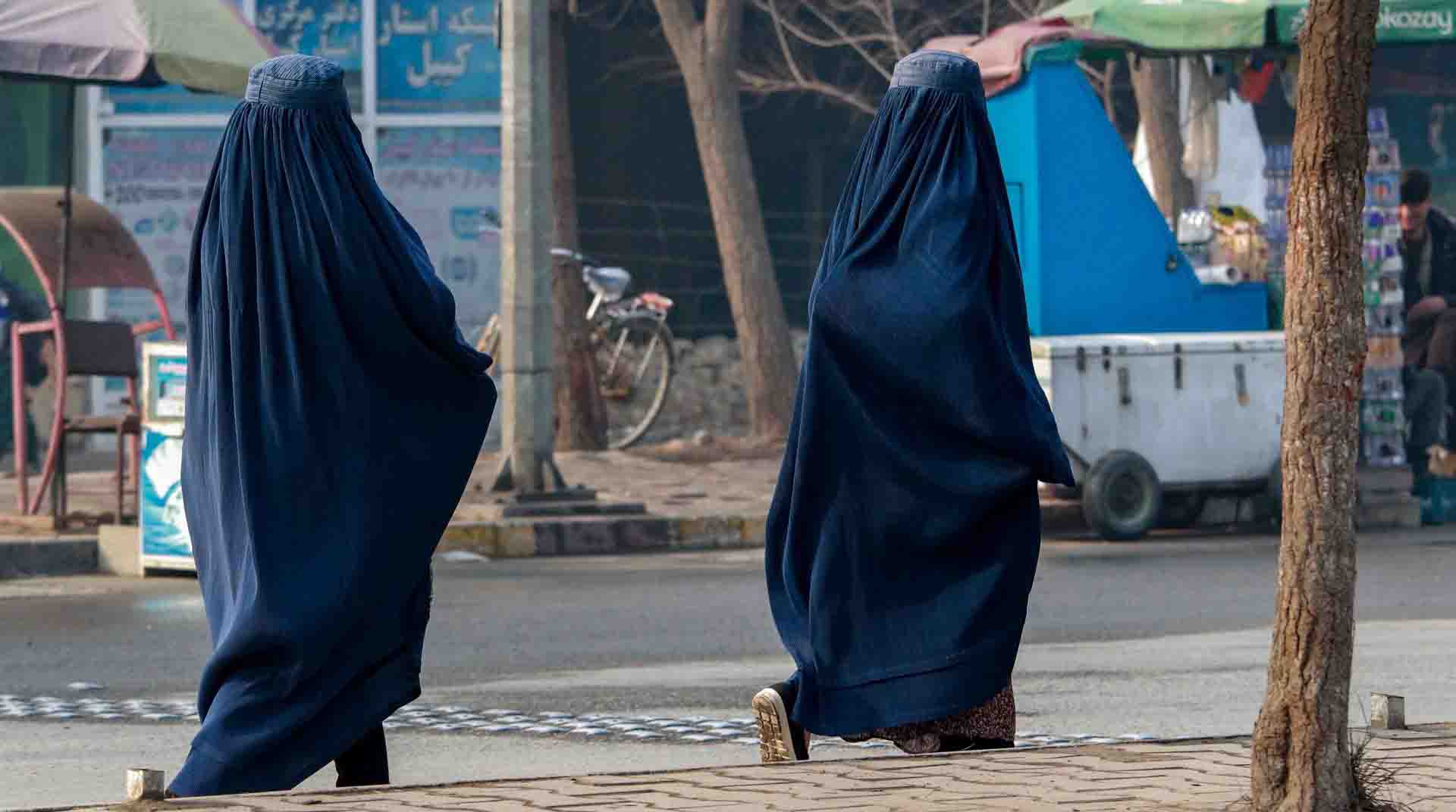 Dos mujeres visten la burka en una calle de Kabul. Foto: EFE.