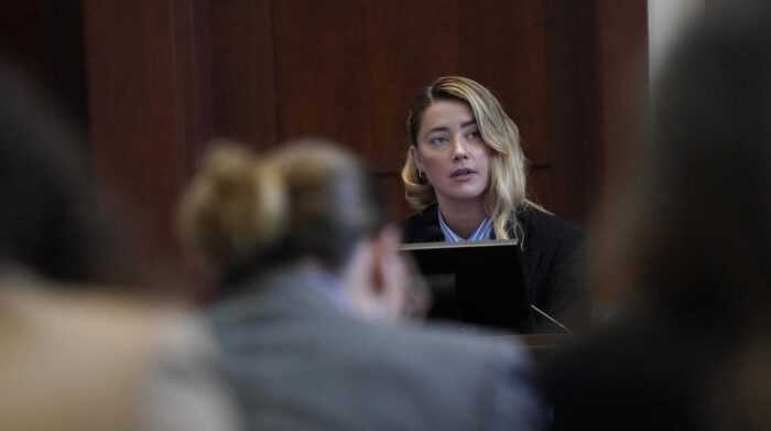 Amber Heard mientras rinde su declaración. Foto: EFE.