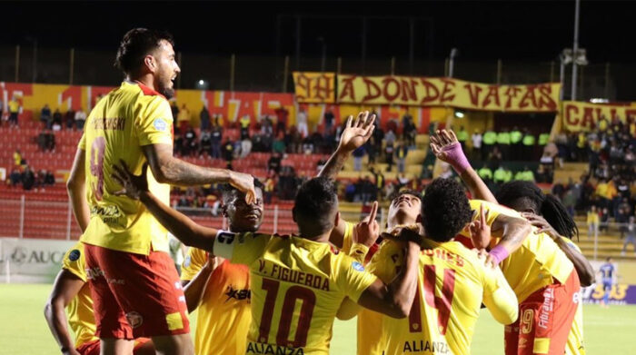 Jugadores del Aucas celebran un gol marcado en el estadio Gonzalo Pozo Ripalda en la LigaPro. Foto: Archivo / Twitter @Aucas45
