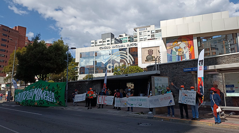Activistas por el Chocó Andino realizaron plantón en los exteriores del CNE. Foto: Twitter @AcEcologica