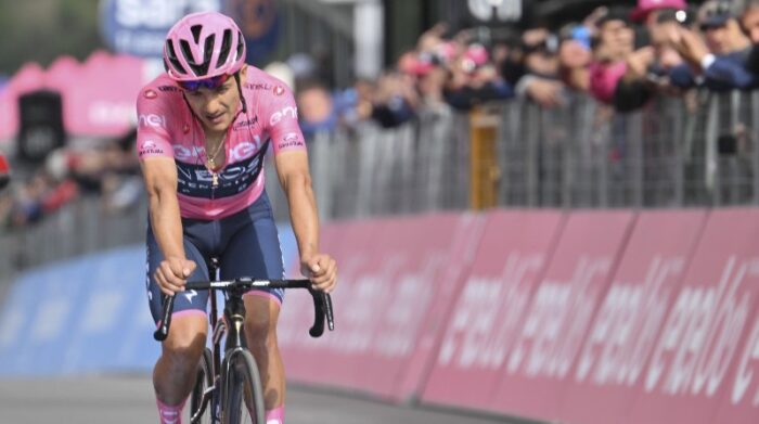 Richard Carapaz, del Ineos Grenadiers, arriba a la meta de la penúltima etapa del Giro de Italia, en La Marmolada. Foto: EFE