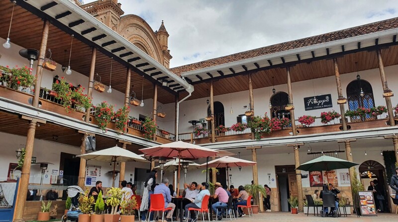 El antiguo Seminario San Luis, ubicado en el Centro Histórico de Cuenca, fue uno de los espacios más visitados para comer o fotografiarse. Foto: Lineida Castillo / El Comercio
