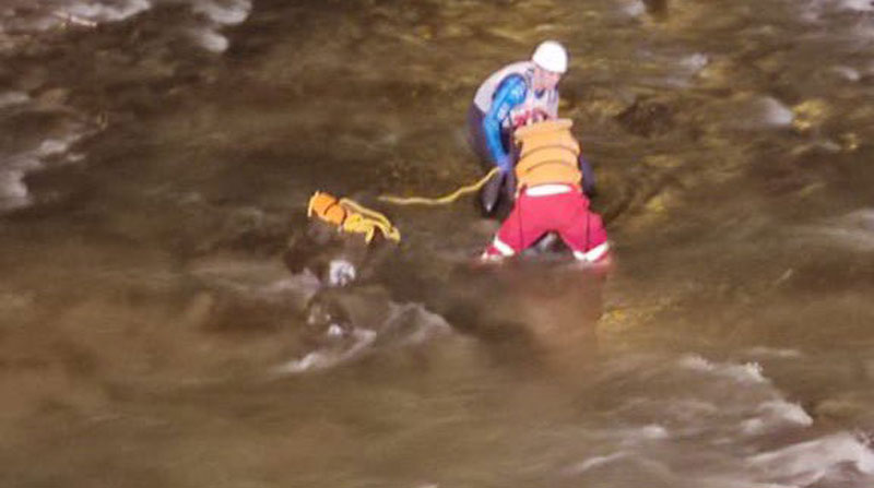 El cadáver de la víctima fue hallado en el río Tomebamba, la madrugada del 5 de mayo. Foto: Bomberos Cuenca