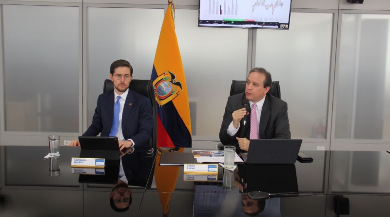 Guillermo Avellán, gerente del Bnaco Central (izq) y Simón Cueva, minsitro de Economía y Finanzas (der) hablaron de la situación económica del país y anunciaron la concreción del acuerdo con el FMI. Twitter: Min. Economia