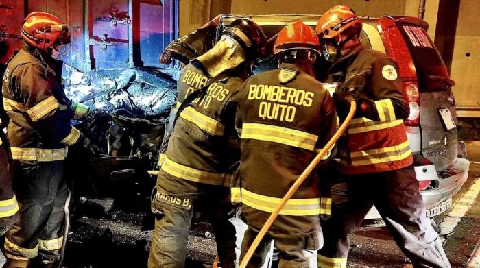 Personal del Cuerpo de Bomberos de Quito ayudó en las tareas de rescate del cuerpo de la persona fellecida. Foto: Bomberos de Quito.