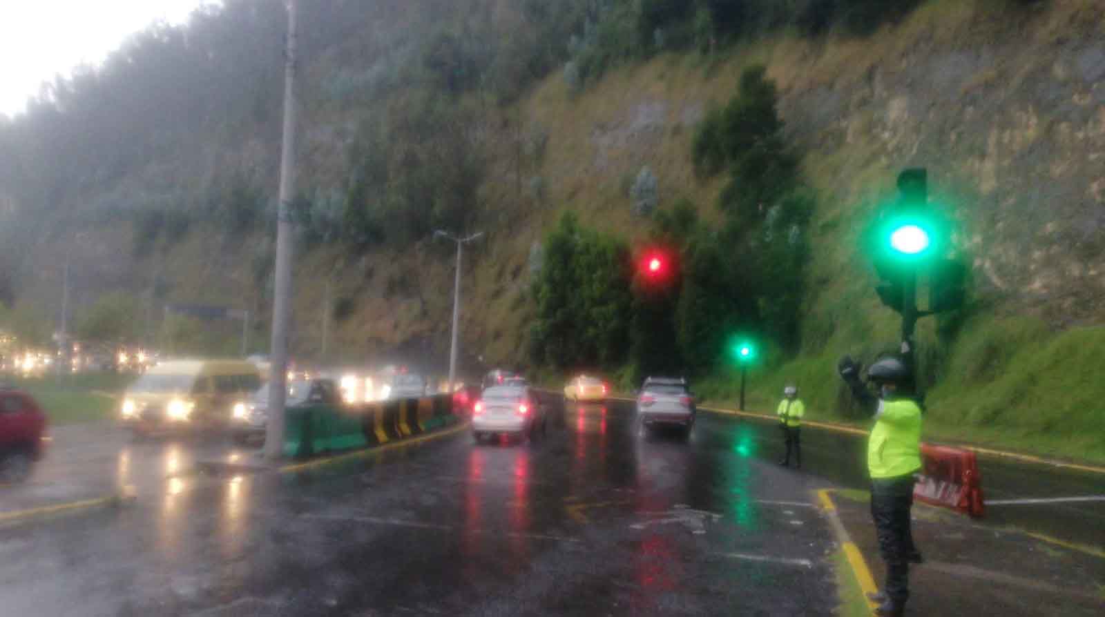 Debido a las condiciones climáticas esta mañana no se habilitará el contraflujo sobre la autopista General Rumiñahui. Foto: Twitter AMT.