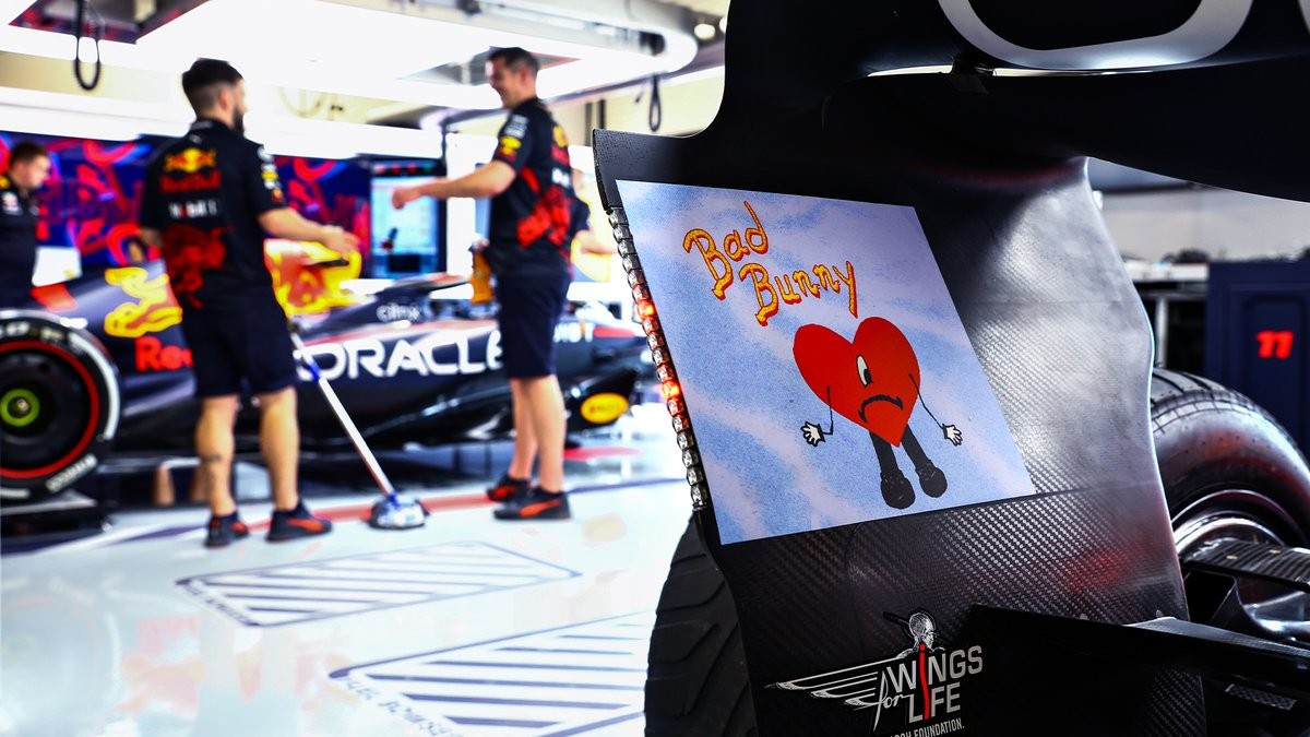 La imagen del disco de Bad Buny se luce en el auto de Max Verstappen, en la Fórmula Uno. Foto: Red Bull