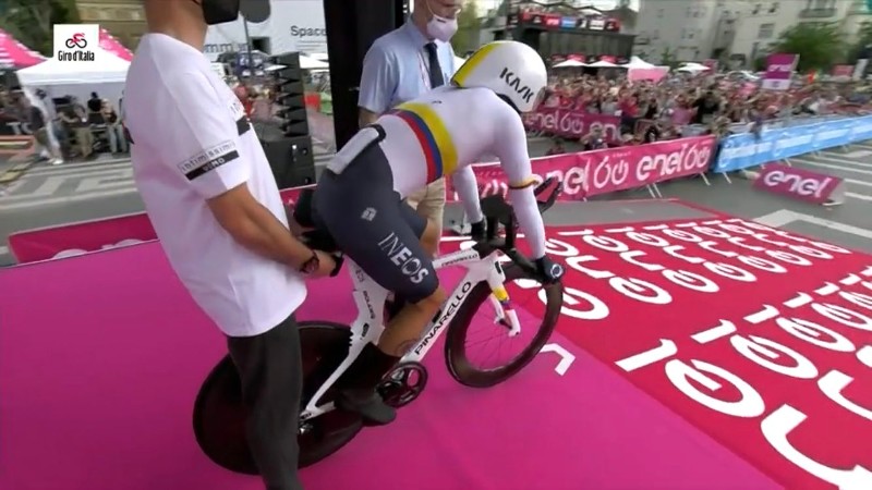 Carapaz primeggia nella cronometro del Giro d’Italia