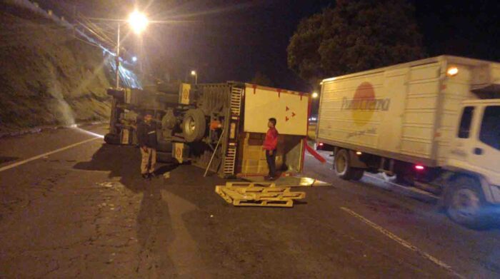 Un camión quedó sobre la calzada en la avenida Simón Bolívar. Foto: Twitter AMT.