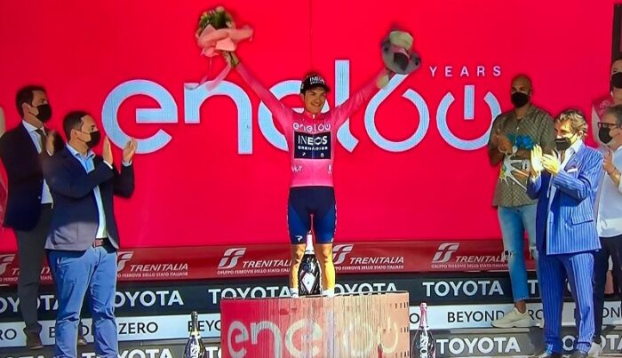 Richard Carapaz durante el festejo por ganar la 'maglia' rosa, en le etapa 14 del Giro de Italia. Foto: Captura