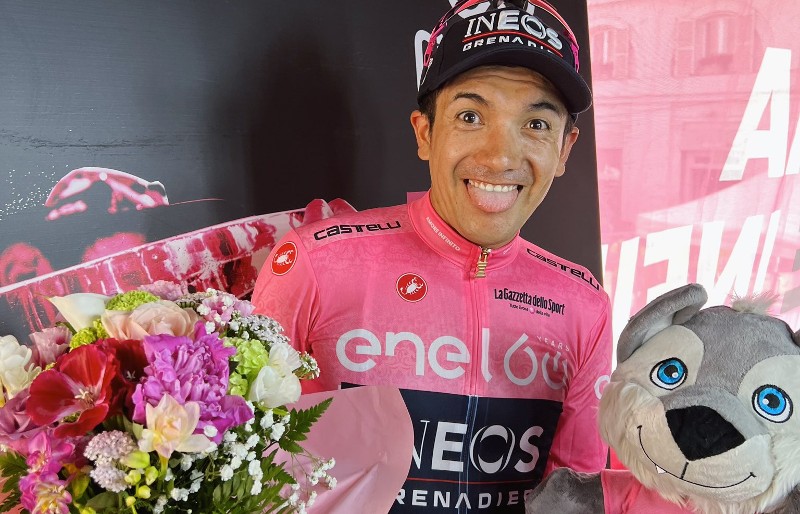 Richard Carapaz en el festejo por el primer lugar en la etapa 14 del Giro de Italia. Foto: Ineos