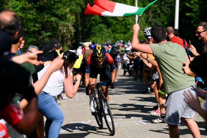 Richard Carapaz es alentado por el público, durante la etapa 14 del Giro de Italia. Foto: Ineos Grenadiers