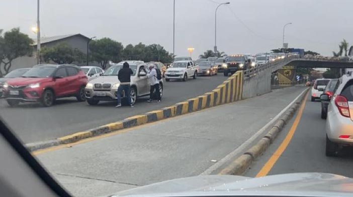 Uno de los asaltos se registró a conductores que detienen su marcha debido a la carga vehicular que se registra en varias zonas de Guayaquil. Foto: Twitter @Cupsfire_gye.