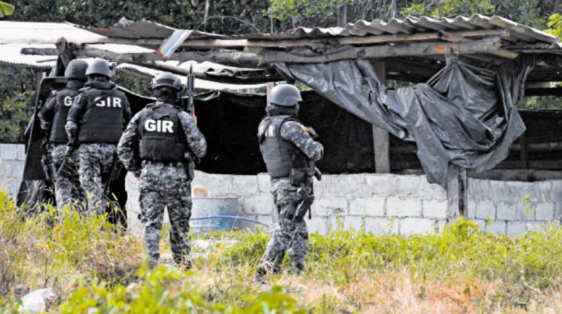 Agentes élite de la Policía intervienen una covacha en Guayaquil. Ahí se acopiaban varias sustancias ilícitas. Foto: EL COMERCIO