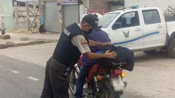 Imagen referencial de los controles que realiza la Policía para evitar actos delictivos en Guayaquil. Foto: Twitter Policía Ecuador
