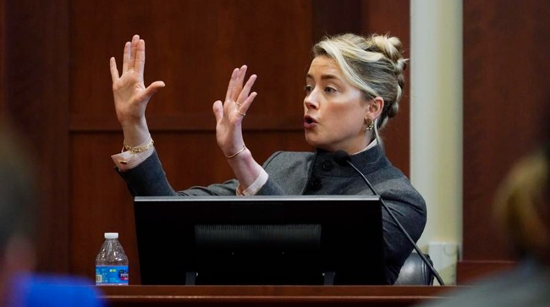 La actriz Amber Heard testificó en la sala del tribunal del circuito del condado de Fairfax, Virginia, EE.UU. Foto: EFE