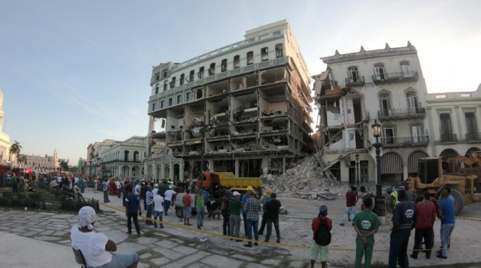 Vista de la zona donde ocurrió una explosión el jueves 6 de mayo en el Hotel Saratoga, en La Habana (Cuba). Foto: EFE