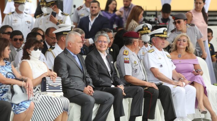 El presidente Guillermo Lasso (centro) dispuso el relevo del alto mando de las Fuerzas Armadas y de la Policía Nacional. Foto: Presidencia de la República