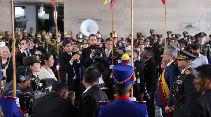 Guadalupe Llori recibió a Guillermo Lasso a su llegada al Palacio Legislativo para rendir el Informe a la Nación. Foto: Julio Estrella/ EL COMERCIO