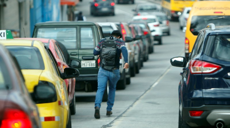 En varios puntos de Quito se constató que los peatones irrespetan las señales de tránsito y cruzan entre los vehículos. Foto: Patricio Terán / El Comercio