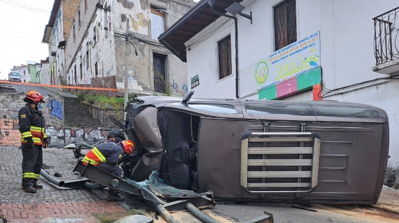 Un siniestro de tránsito ocurrió la mañana de este miércoles en el centro de Quito. Foto: Twitter Cuerpo de Bomberos Quito