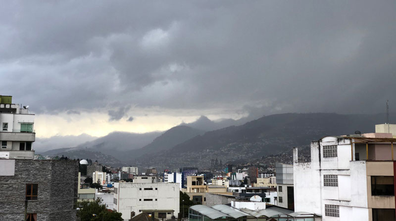Durante la granizada, las nubes oscuras y el ambiente con una aparente neblina podía verse desde otros sectores de Quito. Foto: Diego Pallero/ EL COMERCIO