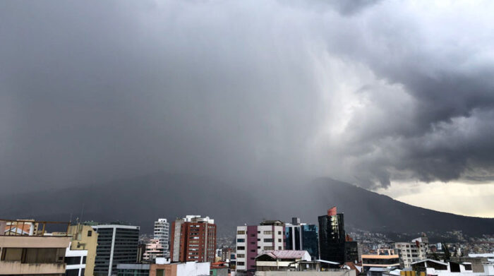 Imagen del clima de lluvia con granizo en Quito. Foto: Diego Pallero/ EL COMERCIO