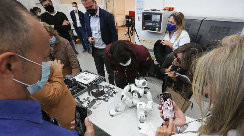 Personas toman fotos a Uteco, el robot 'profesor' desarrollado por científicos uruguayos. Foto: EFE/ Raúl Martínez