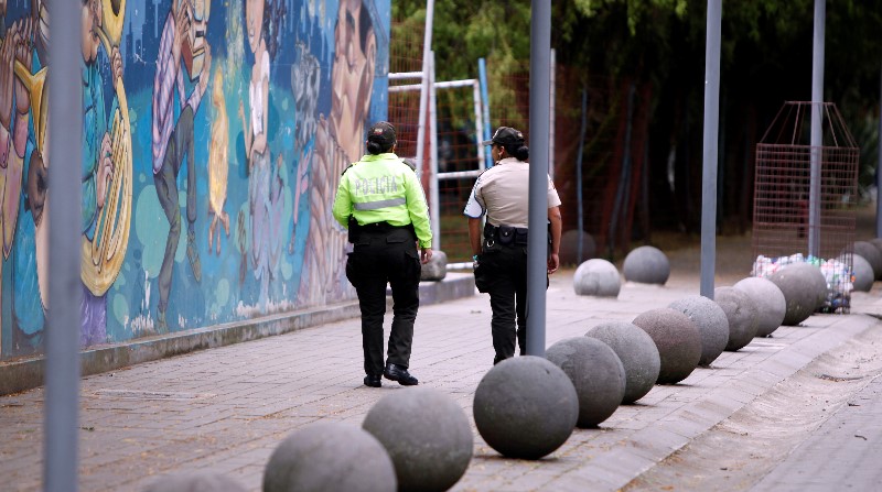 Dos miembros de la Policía Nacional realizaron un patrullaje a pie en Quito, como parte de las acciones de control. Foto: Patricio Terán / EL COMERCIO.
