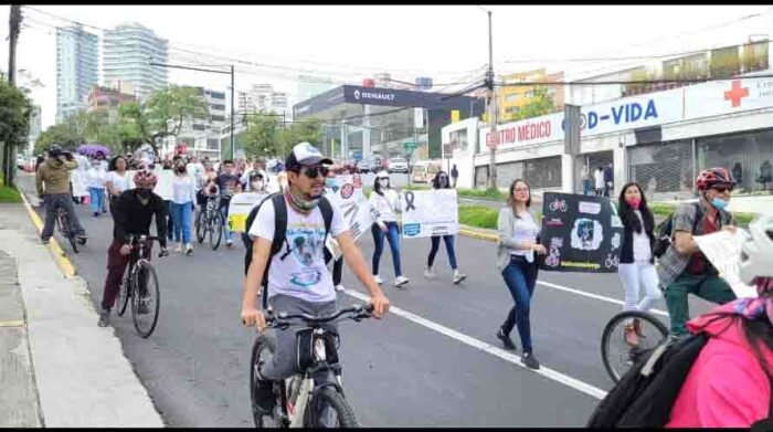 Decenas de ciclistas participaron de la ciclomarcha que se desarrolló este jueves 12 de mayo en Quito. Foto: Orlando Silva / EL COMERCIO.