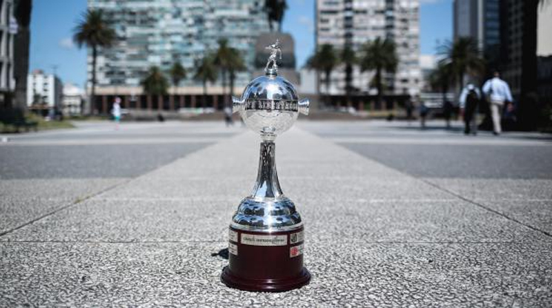 Trofeo que se entrega a las campeonas de la Copa Libertadores Femenina. Foto: Twitter @LibertadoresFEM.