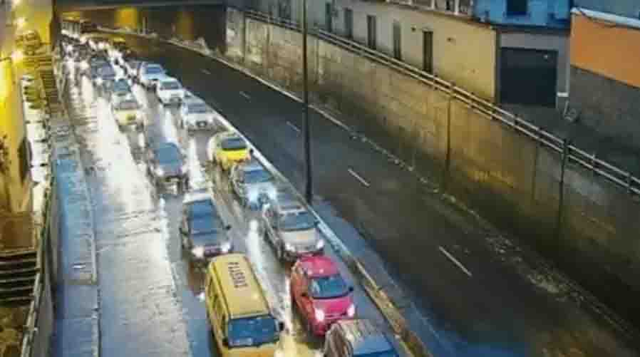 Quito amanece con una fuerte lluvia y complicaciones en el tránsito. Foto: Captura de pantalla.
