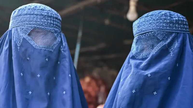 Mujeres afganas vestidas con burka en un mercado en Kabul. Foto: Redes sociales