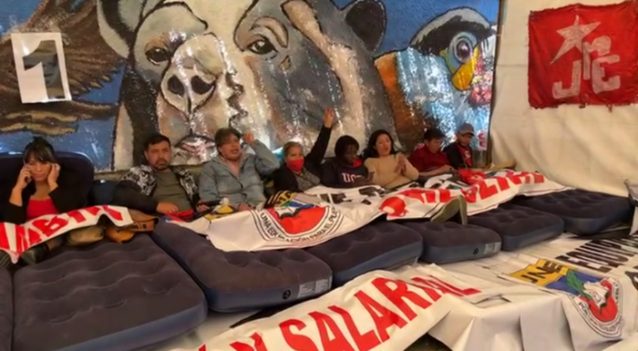 UNE inicia huelga de hambre, exigen la equiparación salarial, aprobada en la LOEI. Foto: Captura.