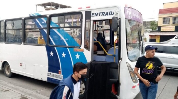 militar muere baleado en un asalto al interior de un bus en el norte de Guayaquil
