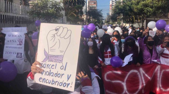 Cientos de jóvenes se volcaron a las calles de Quito para protestar y exigir justicia para la adolescente que fue violada en el transporte escolar. Foto: Julio Estrella / EL COMERCIO.