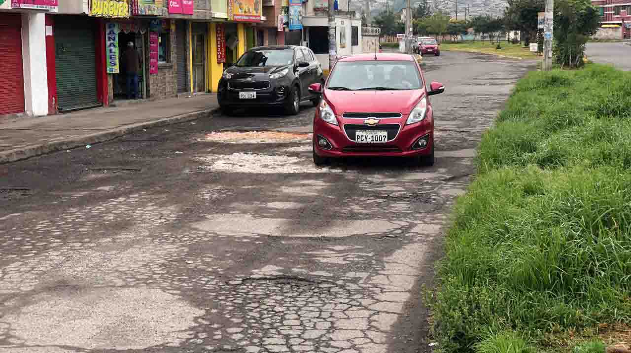 La calle La Cocha en el sector del barrio Girasoles al sur de Quito se encuentra en mal estado con gran cantidad de baches. Foto: Diego Pallero / EL COMERCIO.